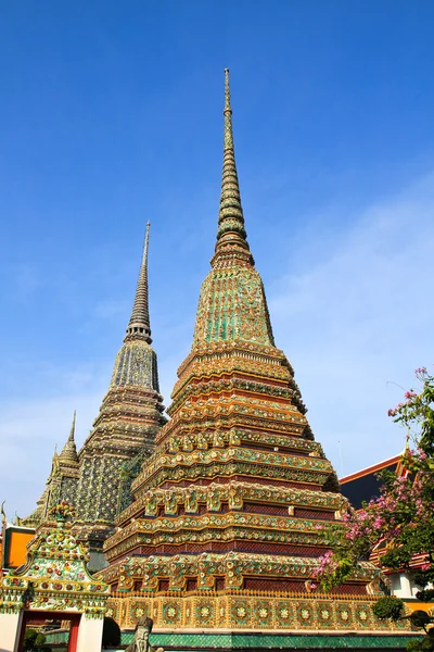 Authentic Thai Architecture in Wat Pho at Bangkok of Thailand. — Stock Photo, Image