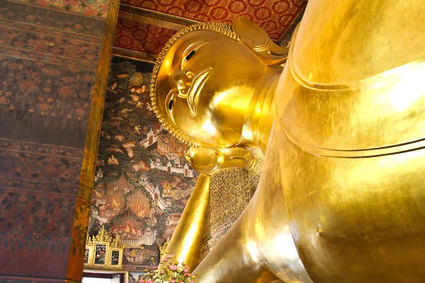 Statua reclinabile in oro Buddha, Wat Pho, Bangkok, Thailandia . — Foto Stock