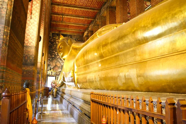 Statue en or de Bouddha inclinable, Wat Pho, Bangkok, Thaïlande . — Photo