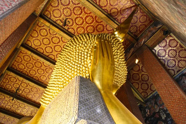 Estatua de oro de Buda en retroceso, Wat Pho, Bangkok, Tailandia . —  Fotos de Stock