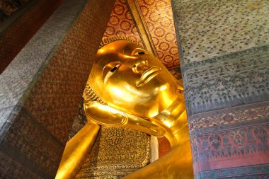 uzanmış altın buddha heykeli, wat pho, bangkok, Tayland.