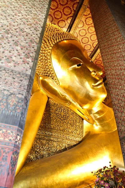 Reclinando estátua de ouro de Buda, Wat Pho, Bangkok, Tailândia . — Fotografia de Stock