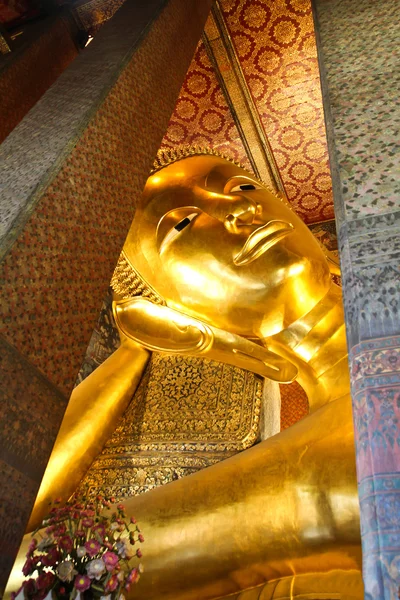 Uzanmış altın buddha heykeli, wat pho, bangkok, Tayland. — Stok fotoğraf