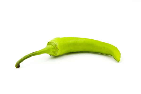 Groene chili peper geïsoleerd op een witte achtergrond — Stockfoto