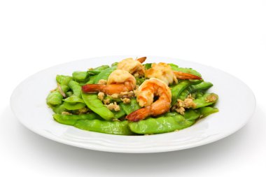 Bir tabak karides ile tavada kızartılmış bezelye.