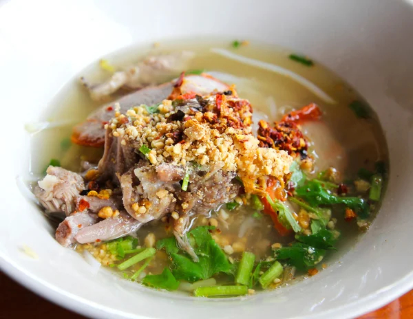Tom yum nudle, thajské jídlo. — Stock fotografie