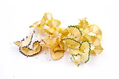 Beyaz arkaplanda izole edilmiş renkli kalem talaşları