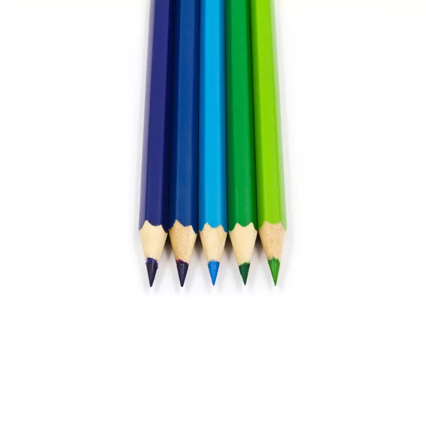 Crayons de couleur isolés sur fond blanc. — Photo