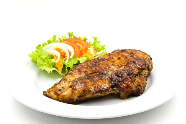 Grillowany stek z kurczaka z sałatką na białym tle. — Zdjęcie stockowe