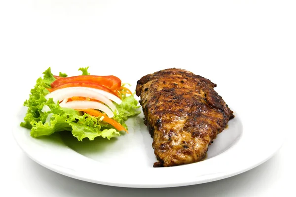 Steak de poulet grillé avec salade isolé sur fond blanc . — Photo