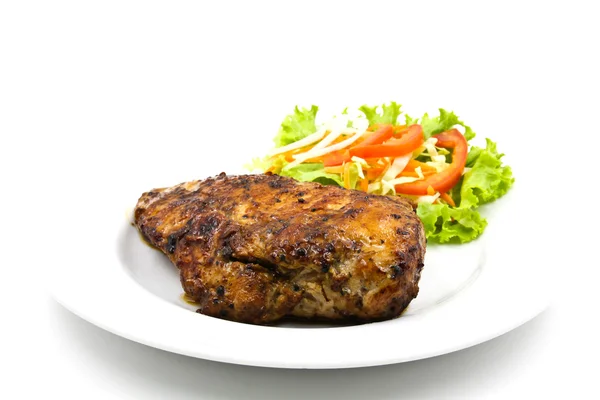 Ayam panggang Steak dengan Salad terisolasi di latar belakang putih . — Stok Foto