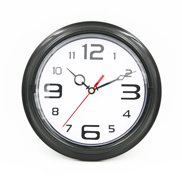 Černé a bílé kulaté nástěnné hodiny izolovaných na bílém pozadí. — Stock fotografie