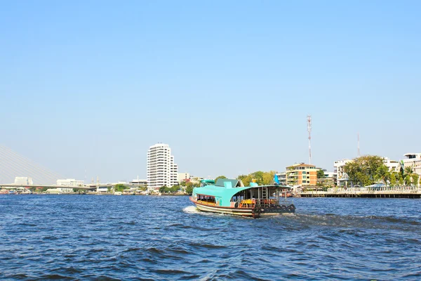 Bateau sur la rivière Chao Phraya, Bangkok, Thaïlande — Photo