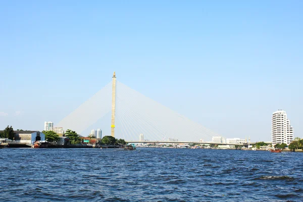 Il ponte Rama VIII sul fiume Chao Praya a Bangkok, Thail — Foto Stock