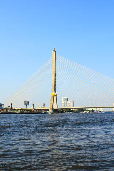 Il ponte Rama VIII sul fiume Chao Praya a Bangkok, Thail — Foto Stock