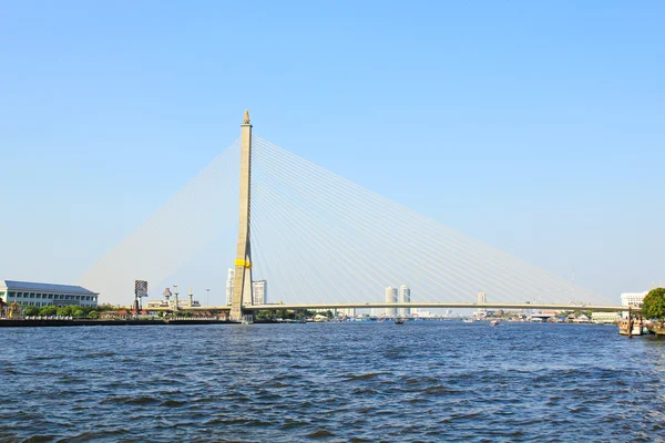 Il ponte Rama VIII sul fiume Chao Praya a Bangkok, Thail — Foto Stock