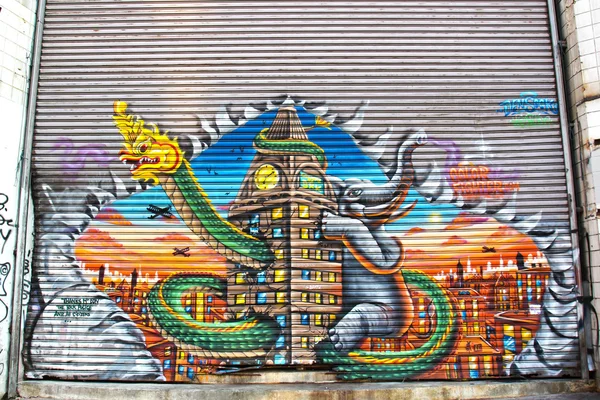 Бангкок - 25 февраля: Граффити в пустынном месте в городе, о — стоковое фото
