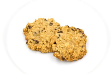 Beyaz arka planda izole edilmiş çikolata parçacıklı kurabiyeler..