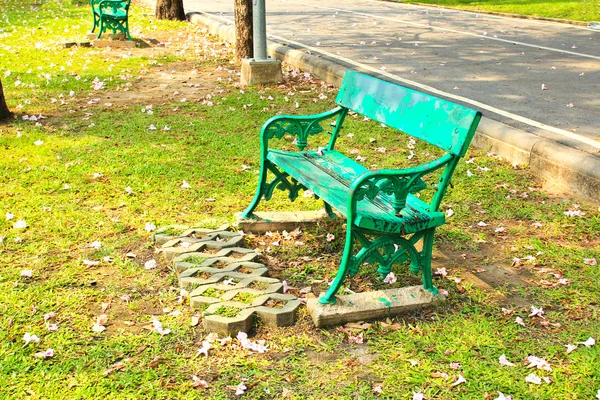 Ławka w parku — Zdjęcie stockowe