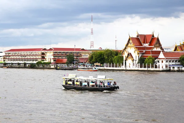 Wat Rakang längs floden Chao Phraya med traffice kommersiella båtar i Bangkok, Thailand — Stockfoto