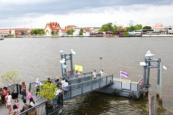 Pontili barca a Chao Phraya River per turisti e passeggeri in generale vicino al Palazzo Reale — Foto Stock