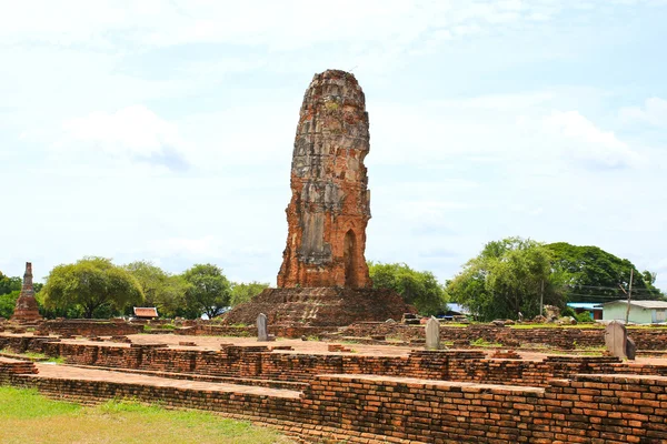 Asijské náboženské architektury. Ruiny antické buddhistický chrám v W — Stock fotografie