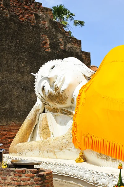 Liggende Boeddha van Wat Yai Chai Mongkol in Ayutthaya, Thailand. — Stockfoto