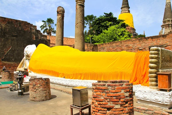 Liggende Boeddha van Wat Yai Chai Mongkol in Ayutthaya, Thailand. — Stockfoto