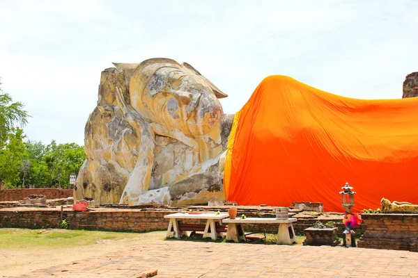 Liggende Boeddha van Wat Lokaya Sutha in Ayutthaya, Thailand. — Stockfoto