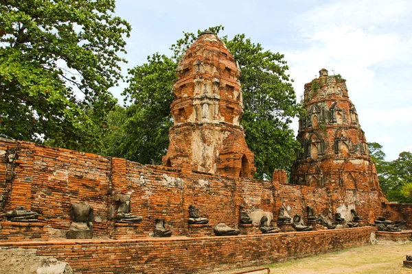 Old Buddha Statue and Old Temple Architecture at Wat Mahathat, A — Stock Photo, Image