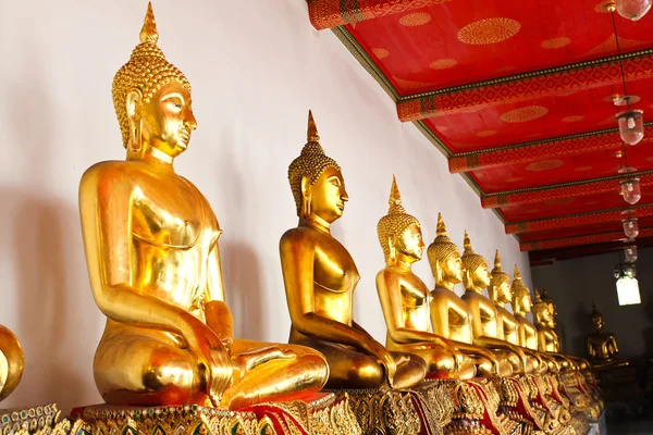 Buddha ve Wat Pho chrámu sekvenční pěkně v Bangkoku, Thajsko. — Stock fotografie