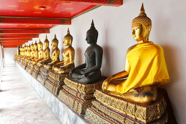 Buddha nel tempio di Wat Pho sequenziale piacevolmente a Bangkok, Thailandia . — Foto Stock