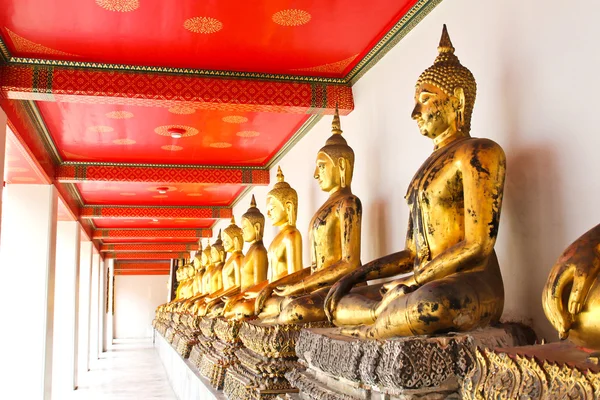 Buddha ve Wat Pho chrámu sekvenční pěkně v Bangkoku, Thajsko. — Stock fotografie