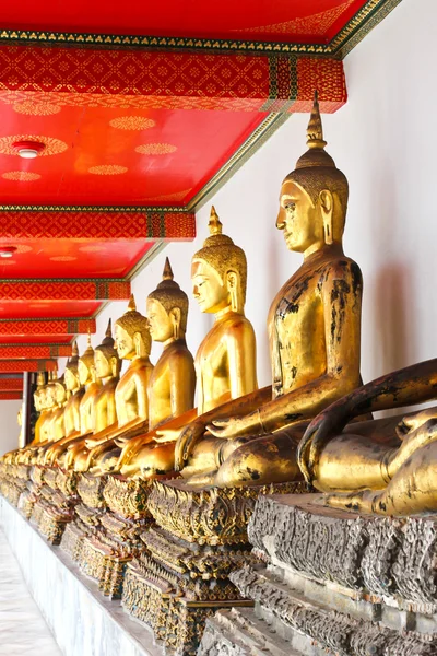 Buddha Wat Pho temppeli peräkkäin hienosti Bangkokissa, Thaimaassa . — kuvapankkivalokuva
