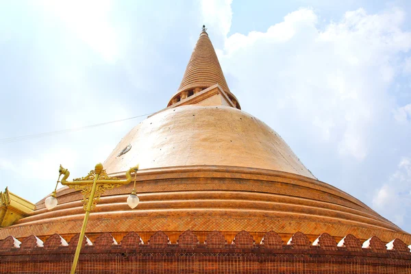 Храм Ват Пхра Патом Джедай, Накхон Патом, Таиланд — стоковое фото