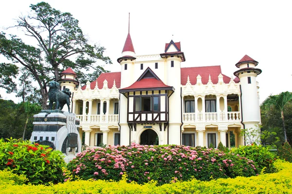 Chali Mongkol Asana en Sanam Chandra Palace —  Fotos de Stock