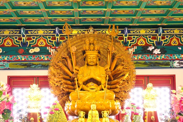 Тысяча рук деревянный Будда в китайском храме, Таиланд — стоковое фото