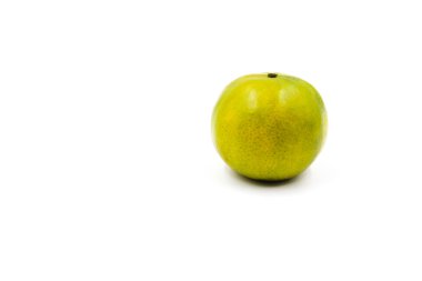 Beyaz arka plan üzerinde izole taze yeşil mandalina.