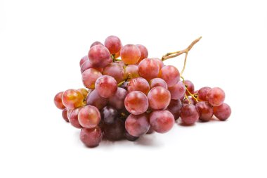 Beyaz arkaplanda kırmızı üzüm izole edildi.