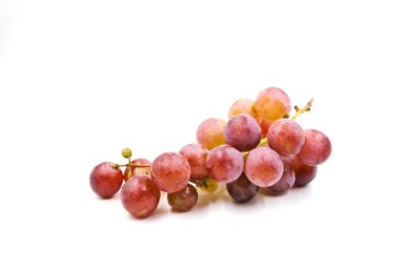 Beyaz arkaplanda kırmızı üzüm izole edildi.