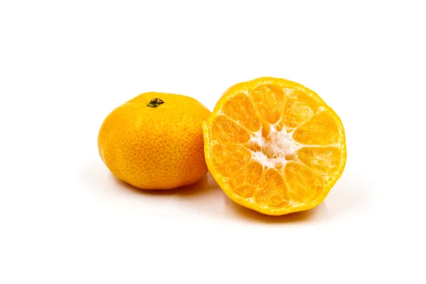 สีส้มแยกกันบนพื้นหลังสีขาว . — ภาพถ่ายสต็อก