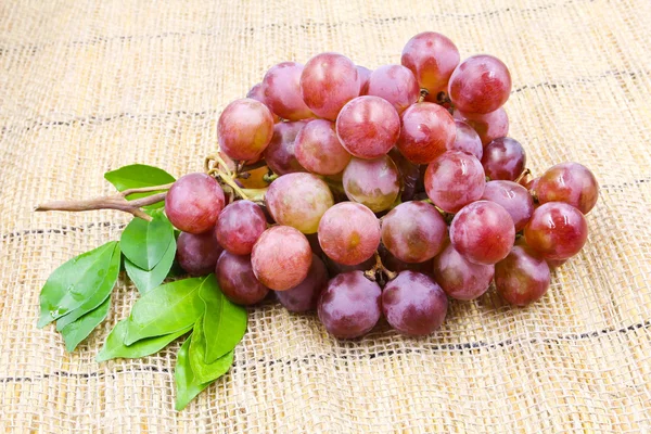 Uva roja fresca en el saco . —  Fotos de Stock