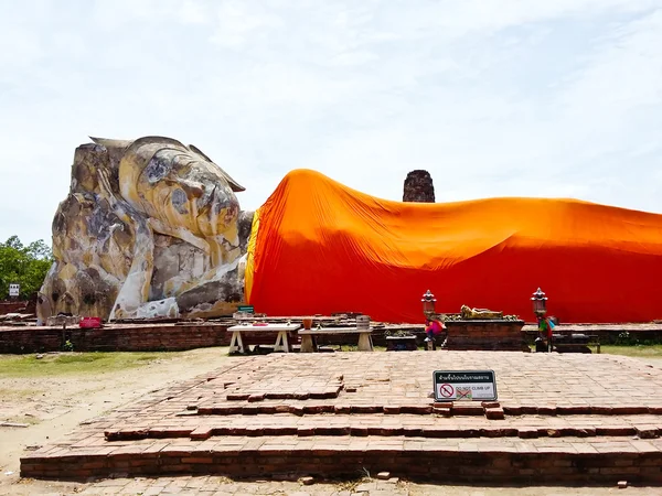 Liggende Boeddha van Wat Lokaya Sutha in Ayutthaya, Thailand. — Stockfoto