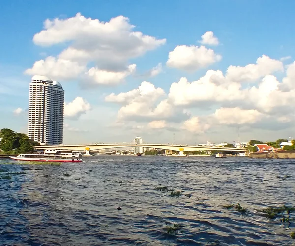 Пейзаж реки и города Бангкока — стоковое фото