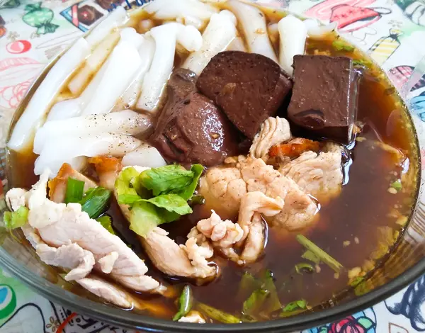 Паста рисовой муки, суп из хрустящей свинины, традиционная тайская еда — стоковое фото