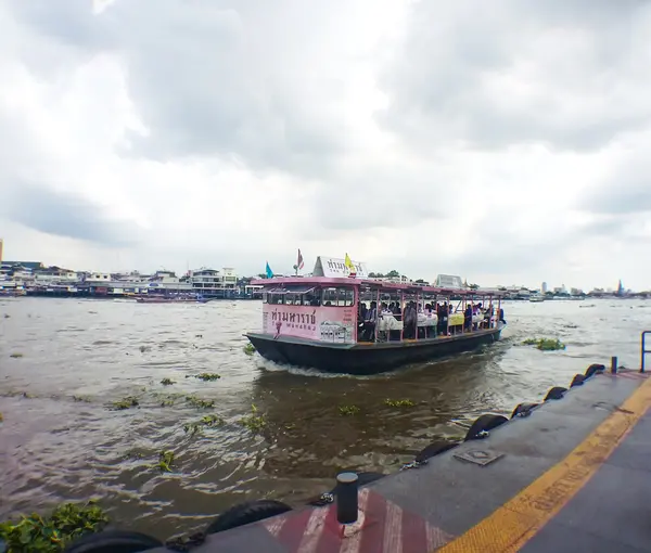 BANGKOK - 29 SETTEMBRE: Taxi boat che trasportano passeggeri — Foto Stock