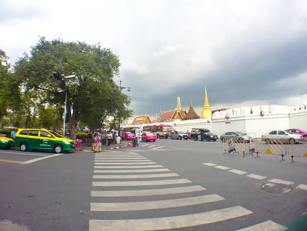 BANGKOK THAILAND - 29 SETTEMBRE: Traffico davanti al Grand Palace — Foto Stock