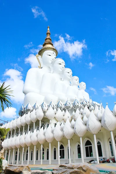 Statua del Buddha bianco al tempio di Phasornkaew, Khao Kho Phetchabun , — Foto Stock