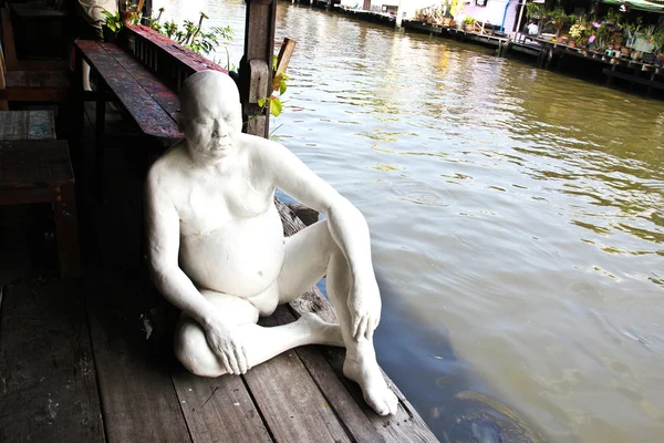 Bangkok, Tayland - 30 Kasım 2015: Adam heykel Bangkok sanatçının evinin önünde. — Stok fotoğraf