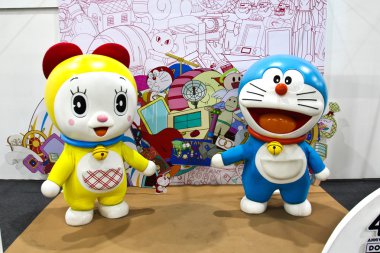 Bangkok - 03 Aralık 2015: Doraemon fotoğraf ve arkadaşlar maskot yineleme